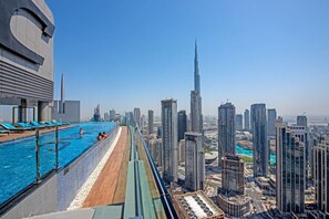 Ein Pool auf dem Dach mit Blick auf die Stadtlandschaft, darunter der Burj Khalifa.