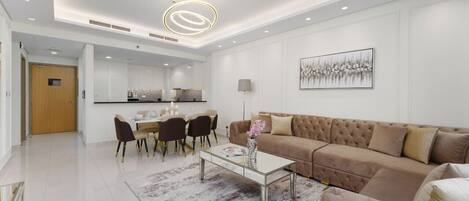 Un salon moderne avec un canapé, une table basse et un coin repas.