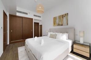 1 dormitorio, escritorio, tabla de planchar con plancha y cuna de viaje