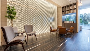 Un interior moderno con un papel tapiz decorativo, suelo de madera y disposición de asientos.