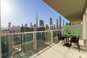 Outdoor dining - Contemporary Apartment with Burj Khalifa View (Dubai)