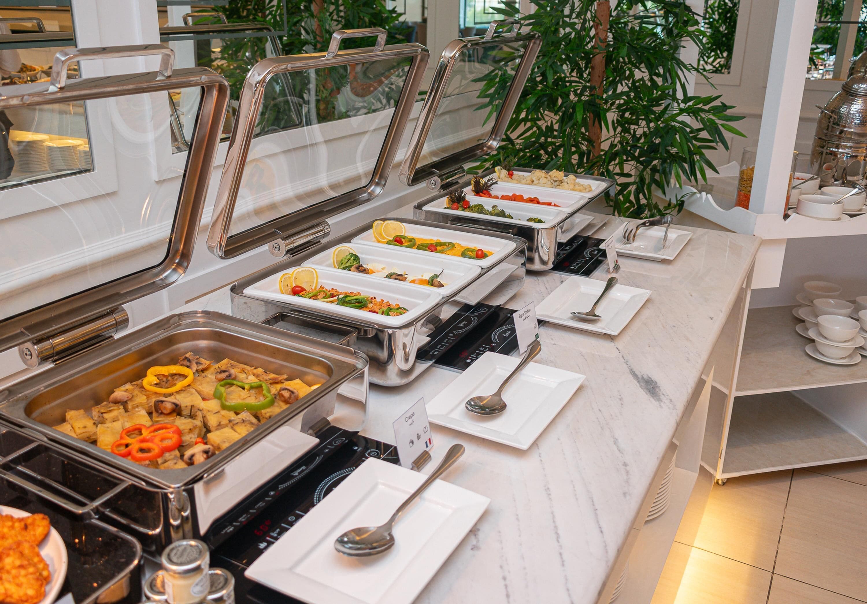 Desayuno buffet (SAR 75 por persona) 