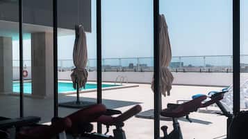Piscine extérieure, parasols de plage, chaises longues