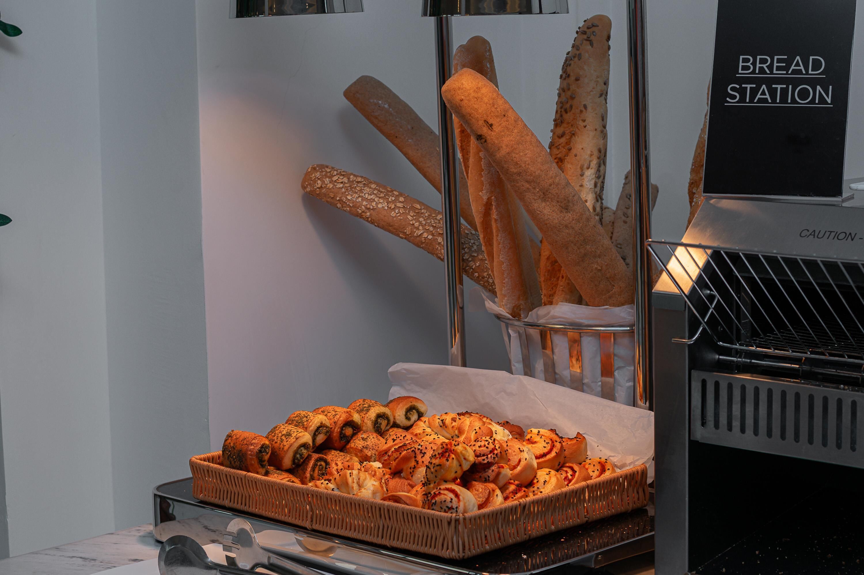 Une vitrine de boulangerie présentant une variété de pains et de pâtisseries.