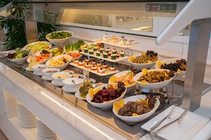 Se ofrece un desayuno bufé todos los días (por un coste adicional)