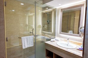 Shower, pancuran hujan, pengering rambut, dan jubah mandi