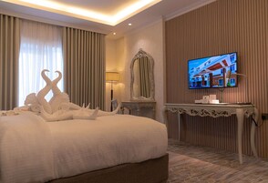 Suite ejecutiva, 1 cama de matrimonio grande, no fumadores, terraza | Ropa de cama hipoalergénica, minibar, caja fuerte y escritorio