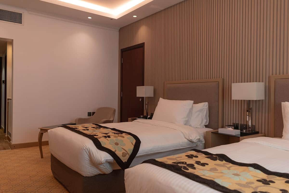 Deluxe Room, 2 Twin Beds, Non Smoking | Hypo-allergenic bedding available, minibar, in-room safe, desk