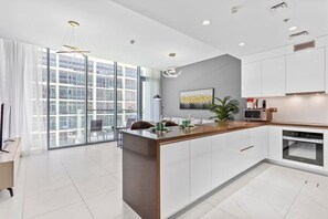 Een koelkast, een magnetron, een oven, een kookplaat