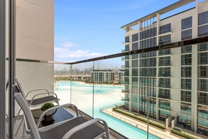Pool - Premium 1-BR with Exquisite Layout in District One (Dubai)