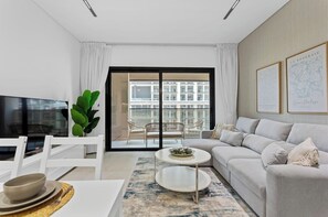 TV - Stunnigly furnished and spacious apartment in JVC (Dubai)