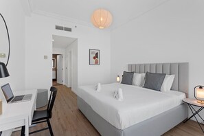 1 habitación, escritorio, tabla de planchar con plancha y cuna de viaje 