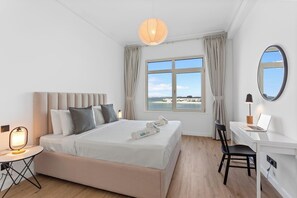 1 soverom, skrivebord, strykejern/-brett og reiseseng for barn