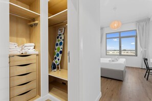 1 chambre, bureau, fer et planche à repasser, lit parapluie