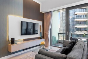 TV - Stylish Studio with Premium Features in Marina (Dubai)