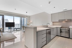 Refrigerador, microondas, horno, placa de cocina