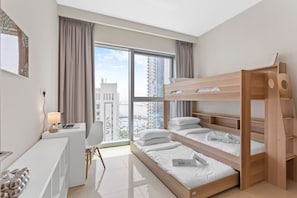 3 habitaciones, escritorio y tabla de planchar con plancha 