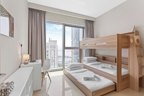 3 habitaciones, escritorio y tabla de planchar con plancha 