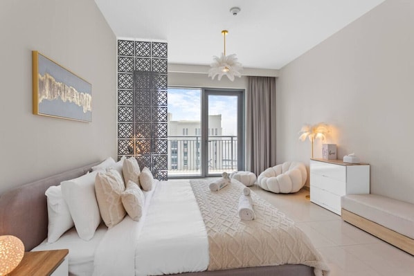 Un dormitorio moderno con una cama grande, vistas de la ciudad desde un balcón y un panel decorativo en la pared.