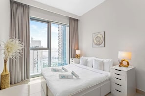 3 chambres, bureau, fer et planche à repasser, lit de bébé portatif
