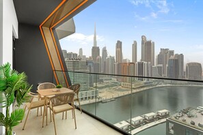 Outdoor dining - Premium 2 Bedroom with Stunning Burj Khalifa view (Dubai)
