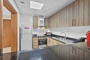 Frigorifero, microonde, forno, piano cottura