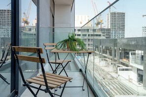 Outdoor dining - Upscale Studio in JVC with Exquisite Finishing (Dubai)