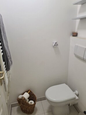 Serviettes fournies, savon, papier toilette