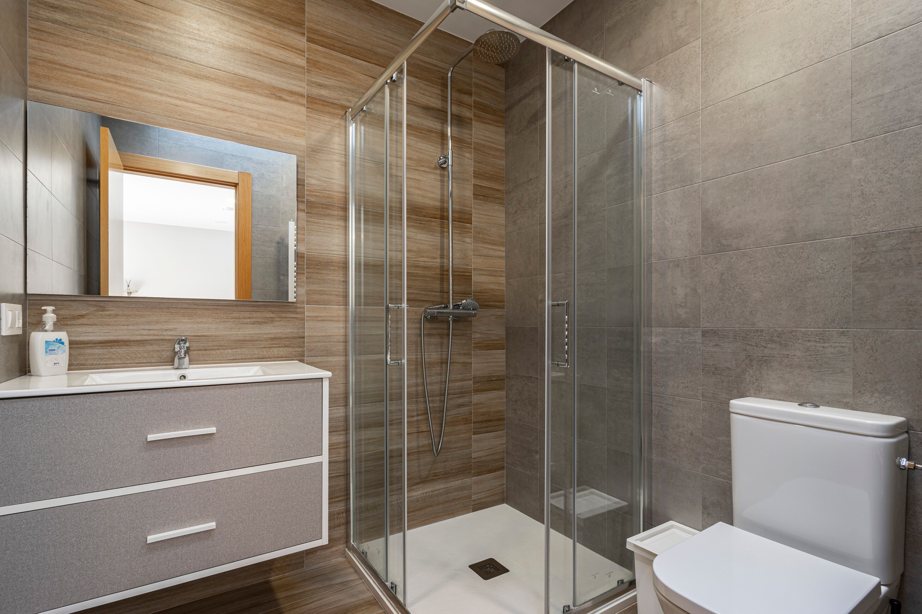 Een douche, een haardroger, handdoeken