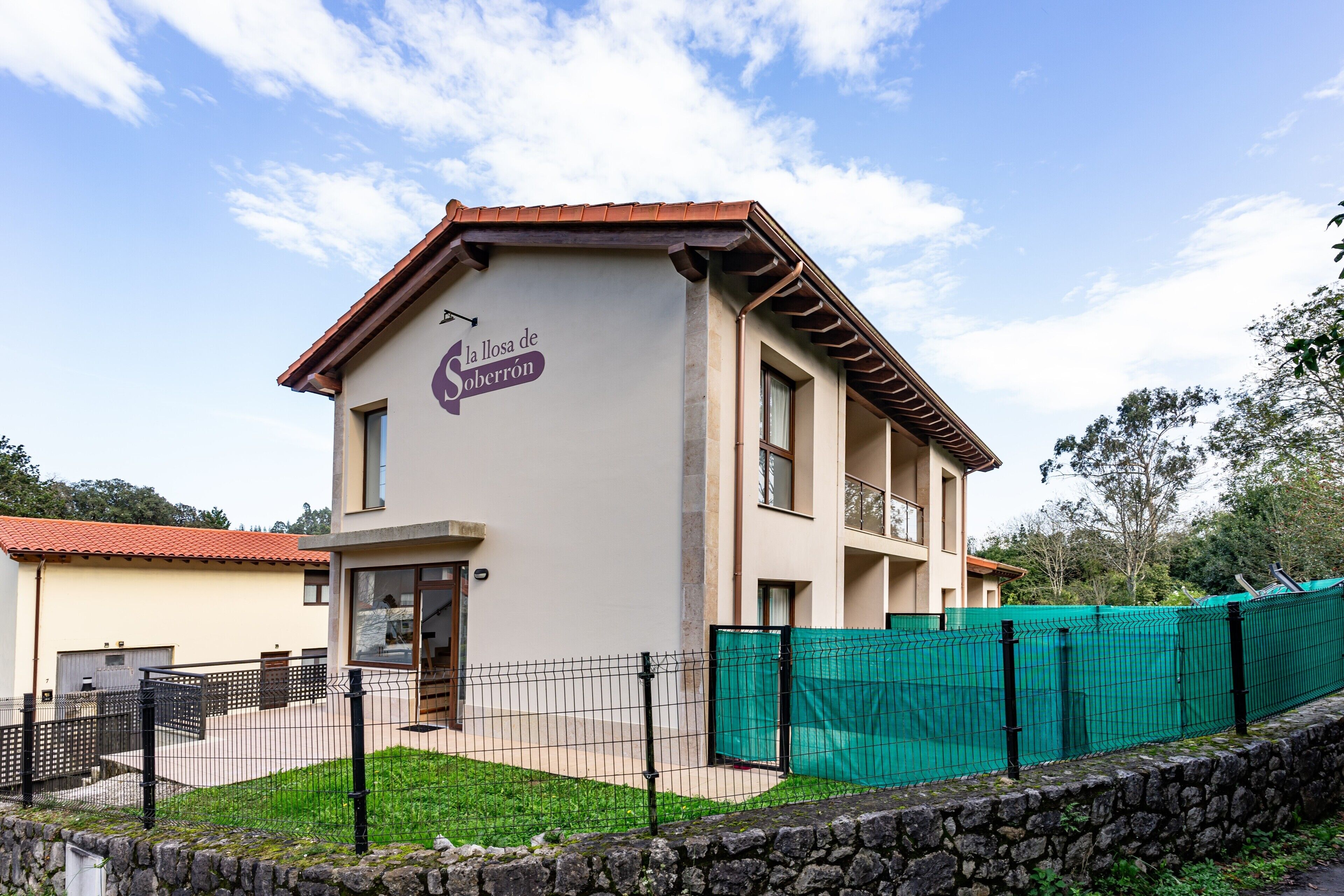 Un edificio de dos pisos con un cartel que dice 'La Casa de Sobrento'.