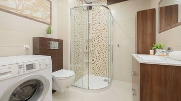 Apartment, 1 Bedroom, Kitchen | Bathroom | Shower, free toiletries, towels, soap