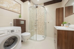 Departamento, 1 habitación, cocina | Baño | Regadera, amenidades de baño gratuitas, toallas, jabón 
