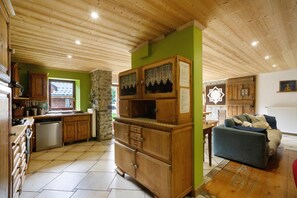 Interior - Apartment "Le Duplex" with Mountain Views, Private Terrace and Wi-Fi (Albiez-Montrond)