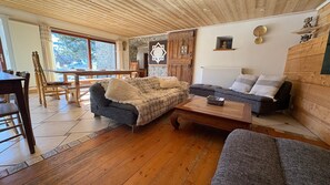 TV, ping pong - Apartment "Le Duplex" with Mountain Views, Private Terrace and Wi-Fi (Albiez-Montrond)