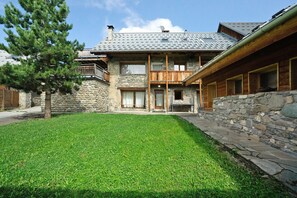 Exterior - Apartment "Le Duplex" with Mountain Views, Private Terrace and Wi-Fi (Albiez-Montrond)