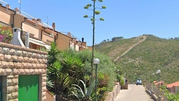 Apartment, 2 Bedrooms, Terrace, Garden View | Property grounds