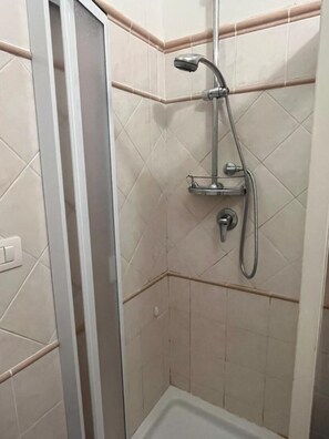 Appartamento, 2 camere da letto, terrazzo, vista giardino | Doccia