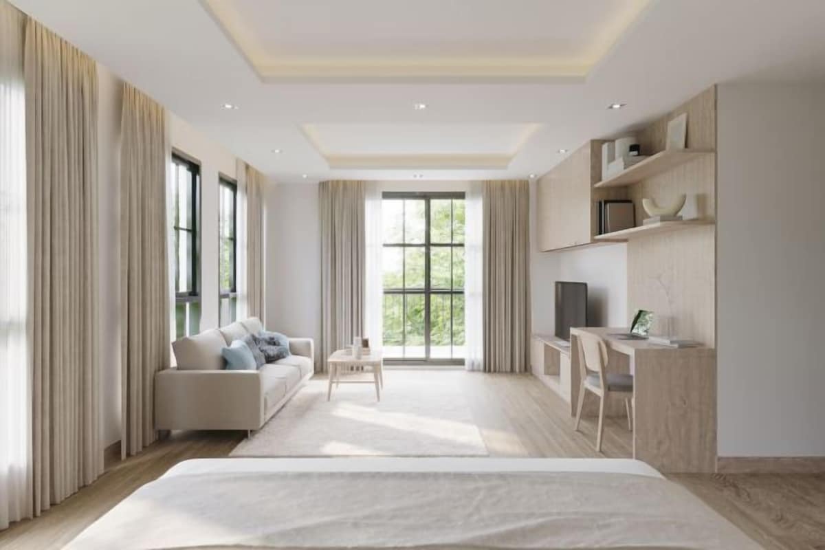 Une chambre moderne avec un grand lit, un bureau et un canapé.