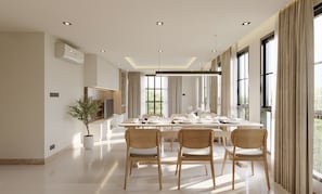 Suíte grand, sacada | Opções para refeição no quarto