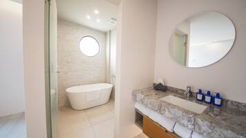 Klassieke studio | Badkamer | Een aparte badkuip en douche, een haardroger, handdoeken, shampoo