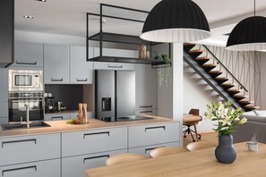 Mikrohullámú sütő, mosogatógép, kávé-/teafőző és etetőszék