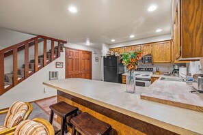 Fridge, microwave, oven, stovetop - Aspen 4 Seasons - Seasonal pool - Close to beaches, parks, golf, and downtown (McCall)