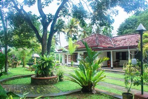 Front of property - Home Peacock (Mirissa)