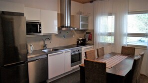 Microwave, oven, stovetop, dishwasher - Ferienhaus in Finnland Direkt am See (Pohjois-Karjala)