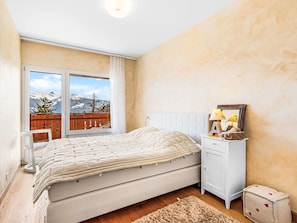 4 bedrooms, iron/ironing board, WiFi