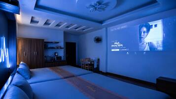 Quarto moderno com uma cama grande, televisão na parede e guarda-roupa de madeira.