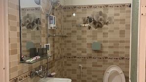 Un baño con lavamanos, inodoro y ducha.