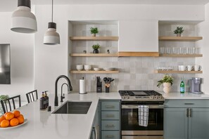 Wasserkocher mit Kaffee-/Teezubehör, Kühlschrank, Mikrowelle, Ofen