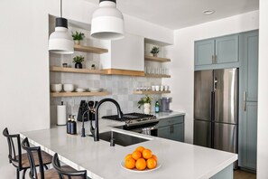 Cafetera y tetera, refrigerador, microondas y horno