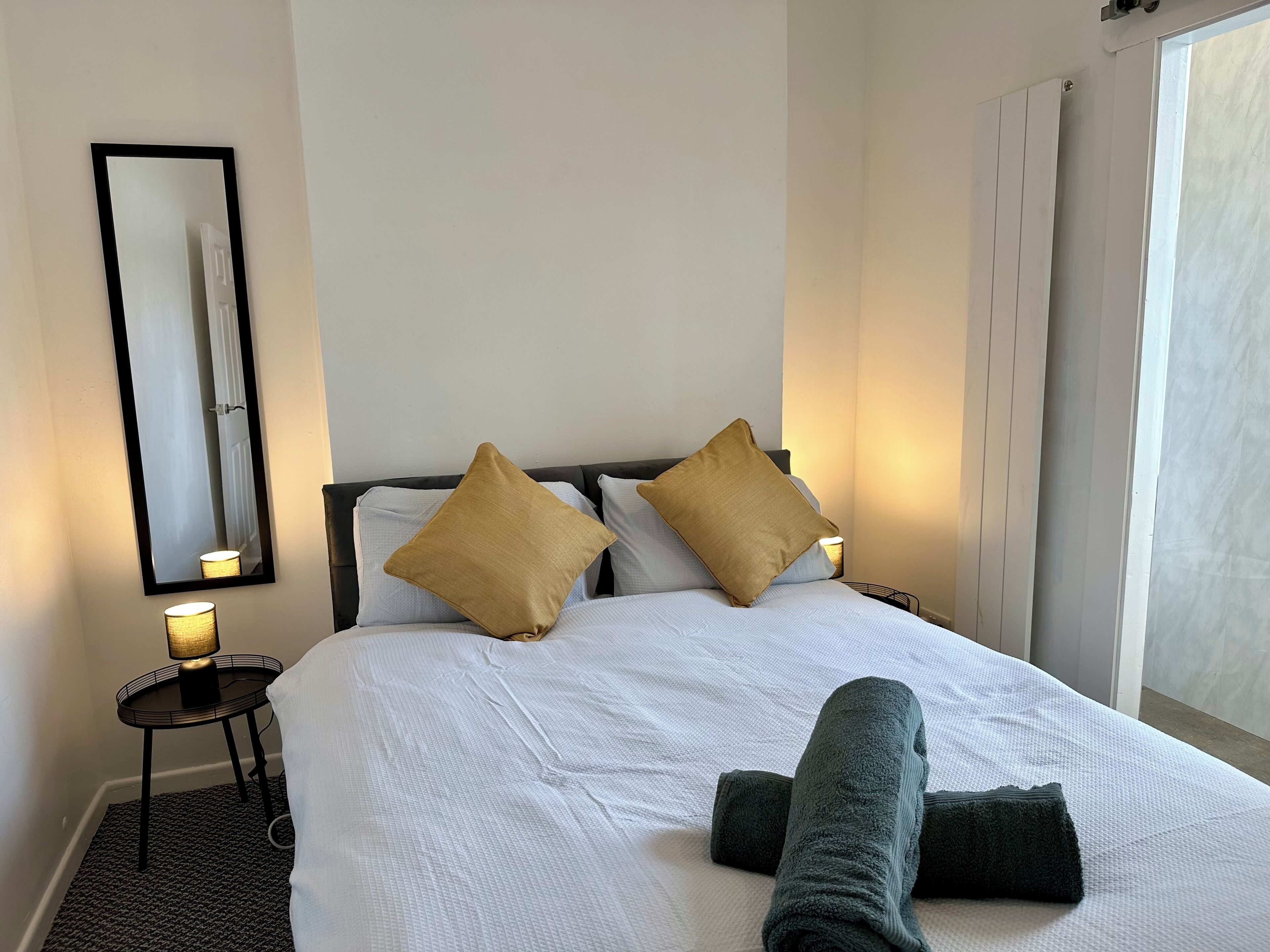 4 bedrooms, iron/ironing board, free WiFi, bed sheets